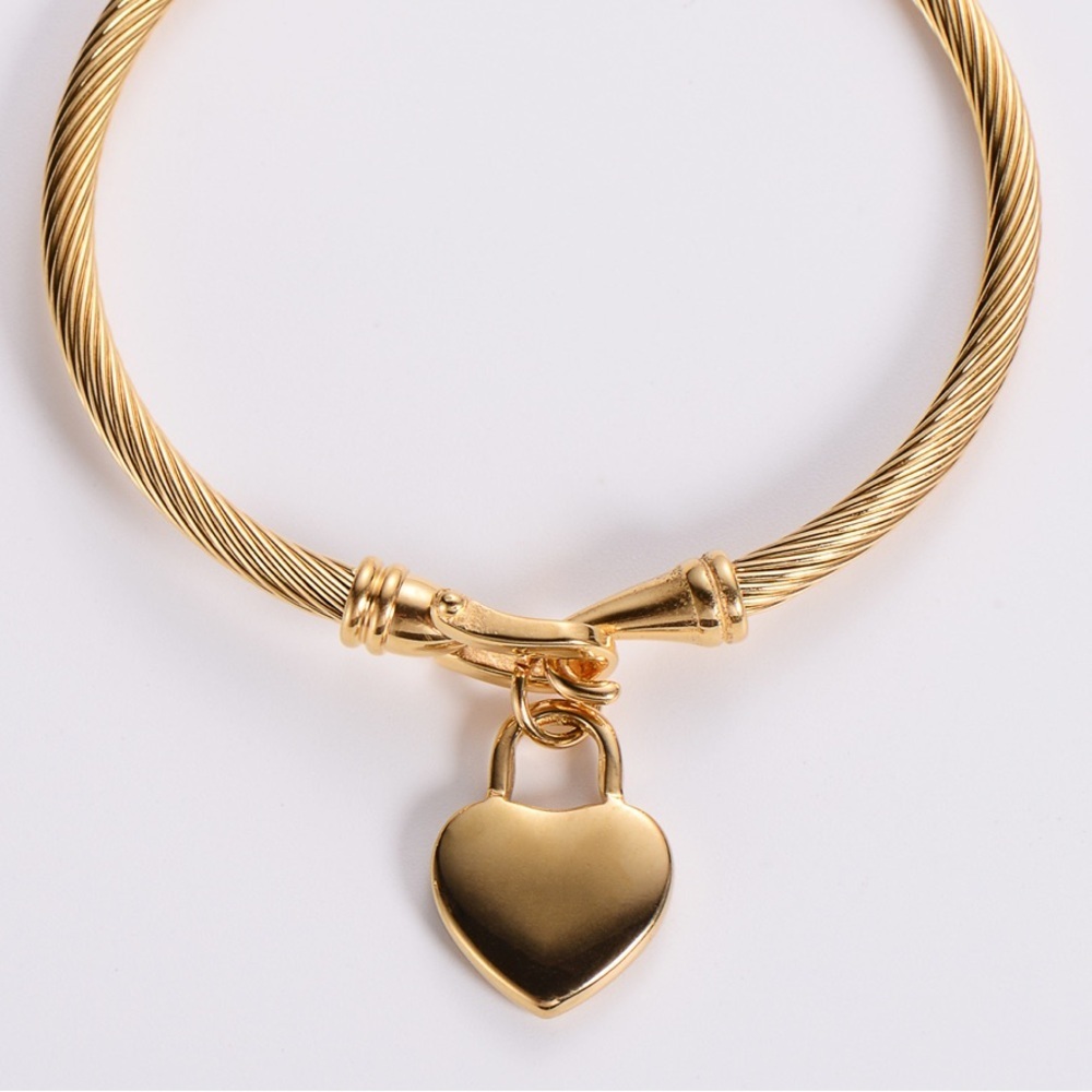 Heart Charm Bracelet 18K gold plated 

Stainless Steel